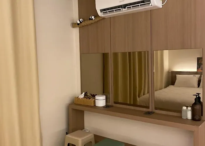 1 Stop From Seomyeon 1 Minute Walk From Jeonpo Station 97 Square Meter Private 4 Queen Beds 2 Bathrooms Apartment Busan