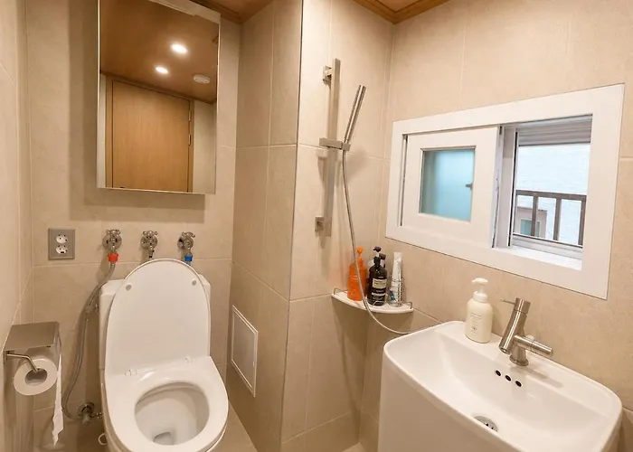 1 Stop From Seomyeon 1 Minute Walk From Jeonpo Station 97 Square Meter Private 4 Queen Beds 2 Bathrooms *