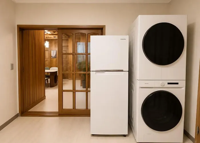 1 Stop From Seomyeon 1 Minute Walk From Jeonpo Station 97 Square Meter Private 4 Queen Beds 2 Bathrooms Apartment Busan