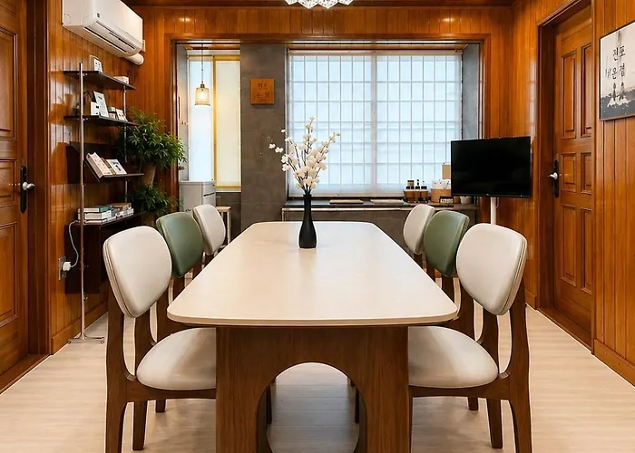 1 Stop From Seomyeon 1 Minute Walk From Jeonpo Station 97 Square Meter Private 4 Queen Beds 2 Bathrooms Apartment