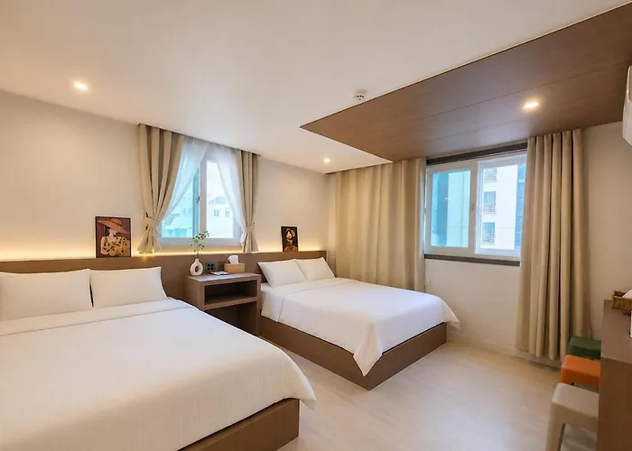 1 Stop From Seomyeon 1 Minute Walk From Jeonpo Station 97 Square Meter Private 4 Queen Beds 2 Bathrooms Busan