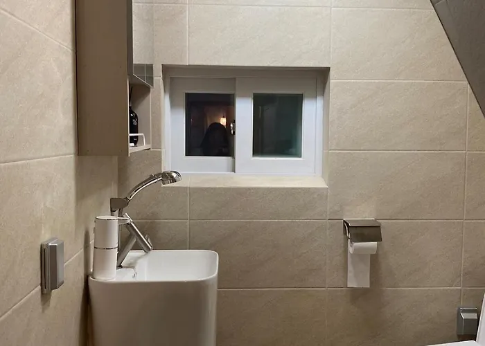 1 Stop From Seomyeon 1 Minute Walk From Jeonpo Station 97 Square Meter Private 4 Queen Beds 2 Bathrooms Apartment *