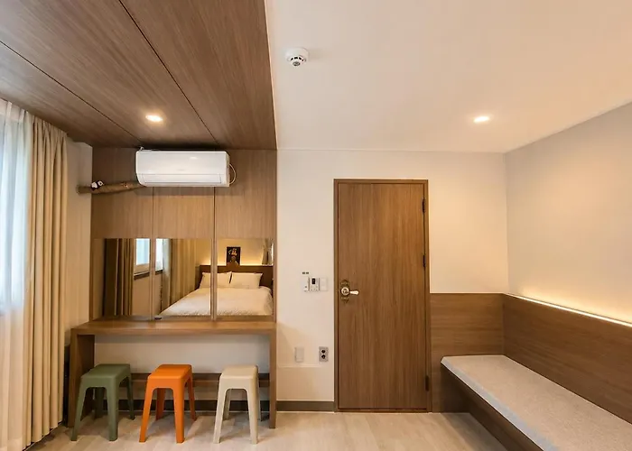 1 Stop From Seomyeon 1 Minute Walk From Jeonpo Station 97 Square Meter Private 4 Queen Beds 2 Bathrooms Busan