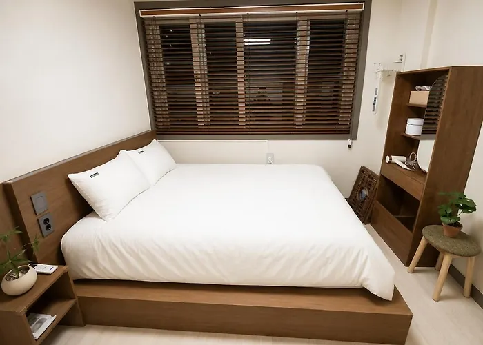 1 Stop From Seomyeon 1 Minute Walk From Jeonpo Station 97 Square Meter Private 4 Queen Beds 2 Bathrooms Appartamento Busan