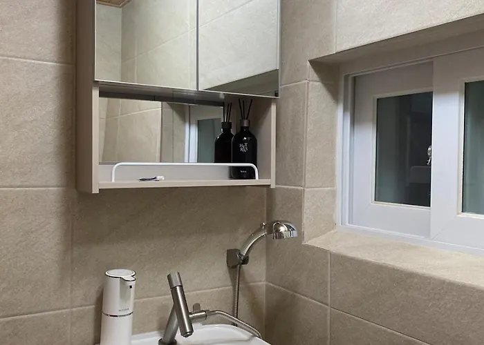 1 Stop From Seomyeon 1 Minute Walk From Jeonpo Station 97 Square Meter Private 4 Queen Beds 2 Bathrooms Apartment