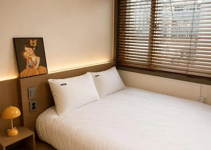 1 Stop From Seomyeon 1 Minute Walk From Jeonpo Station 97 Square Meter Private 4 Queen Beds 2 Bathrooms * Busan