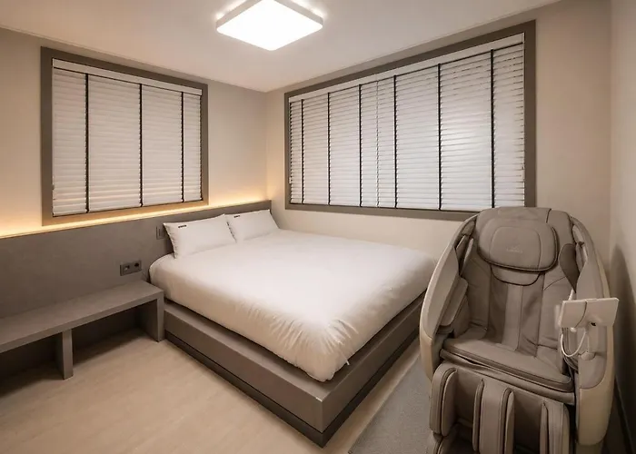 Apartment 1 Stop From Seomyeon 1 Minute Walk From Jeonpo Station 97 Square Meter Private 4 Queen Beds 2 Bathrooms *