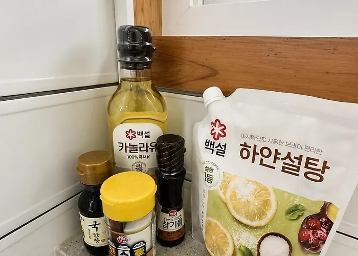 1 Stop From Seomyeon 1 Minute Walk From Jeonpo Station 97 Square Meter Private 4 Queen Beds 2 Bathrooms * Busan